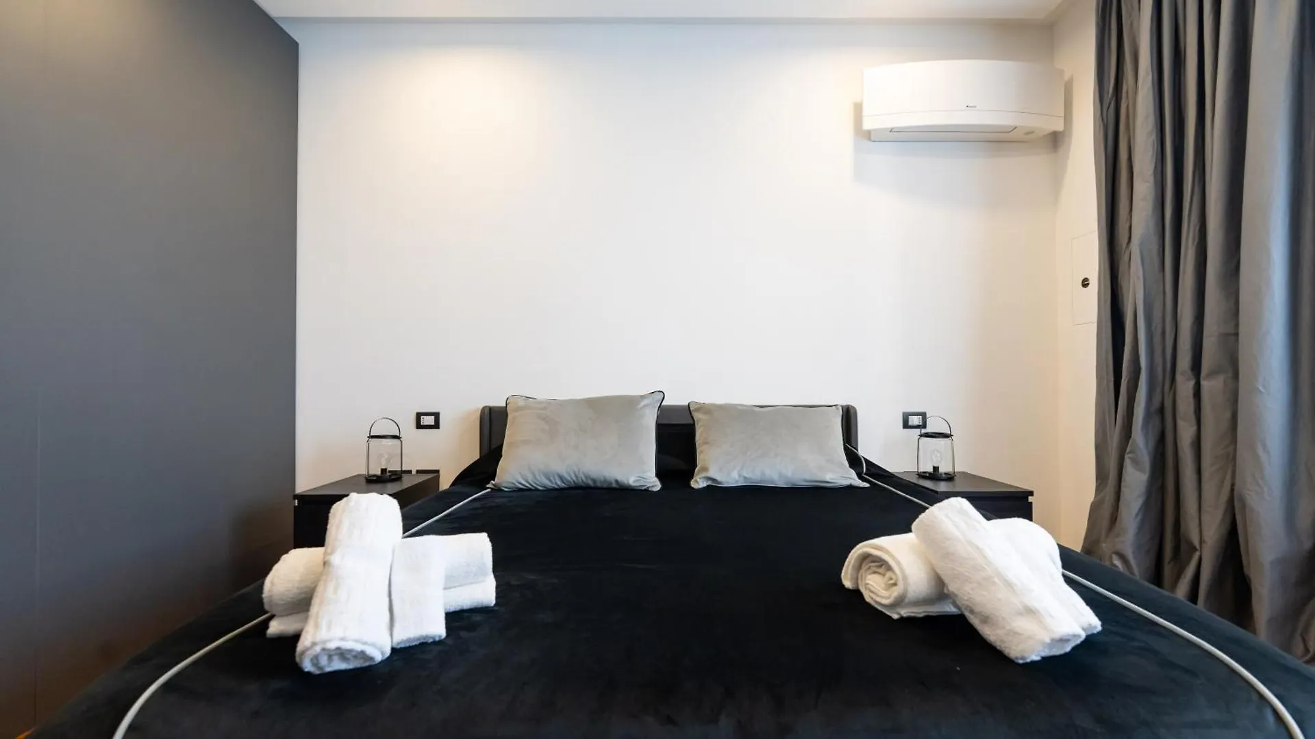 Apartment Chiaia-Piazza Amedeo Close Metro Station And Sea Naples Italy