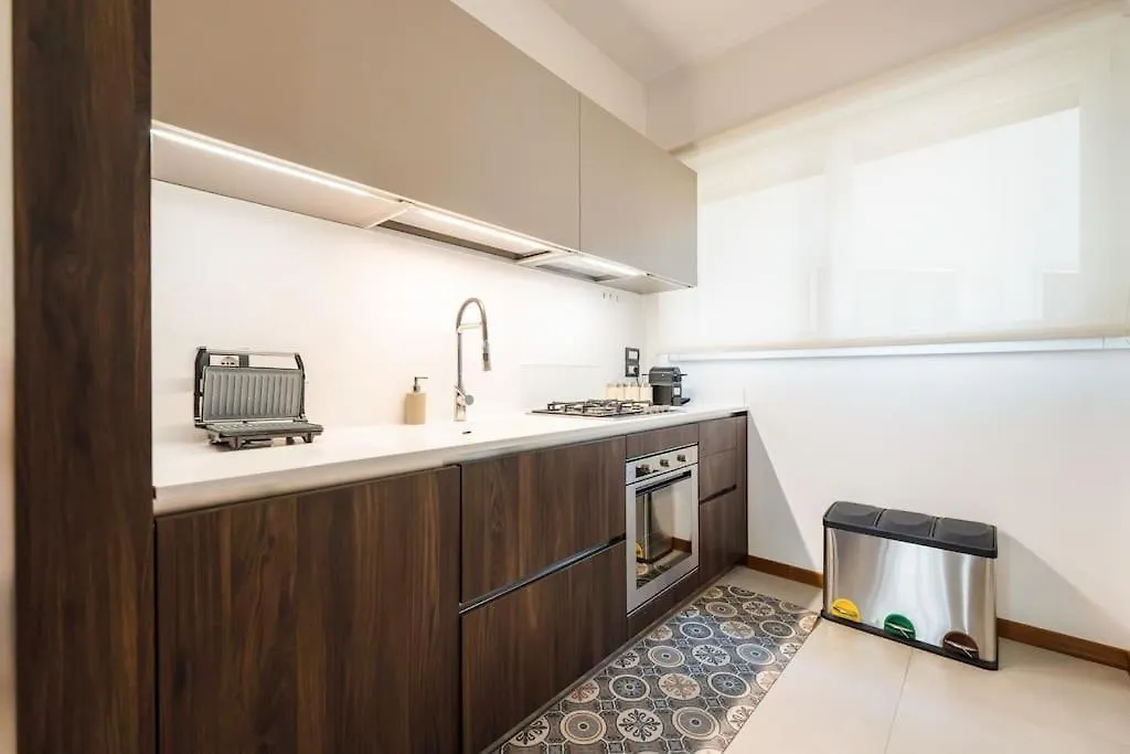 Chiaia-Piazza Amedeo Close Metro Station And Sea Naples Apartment
