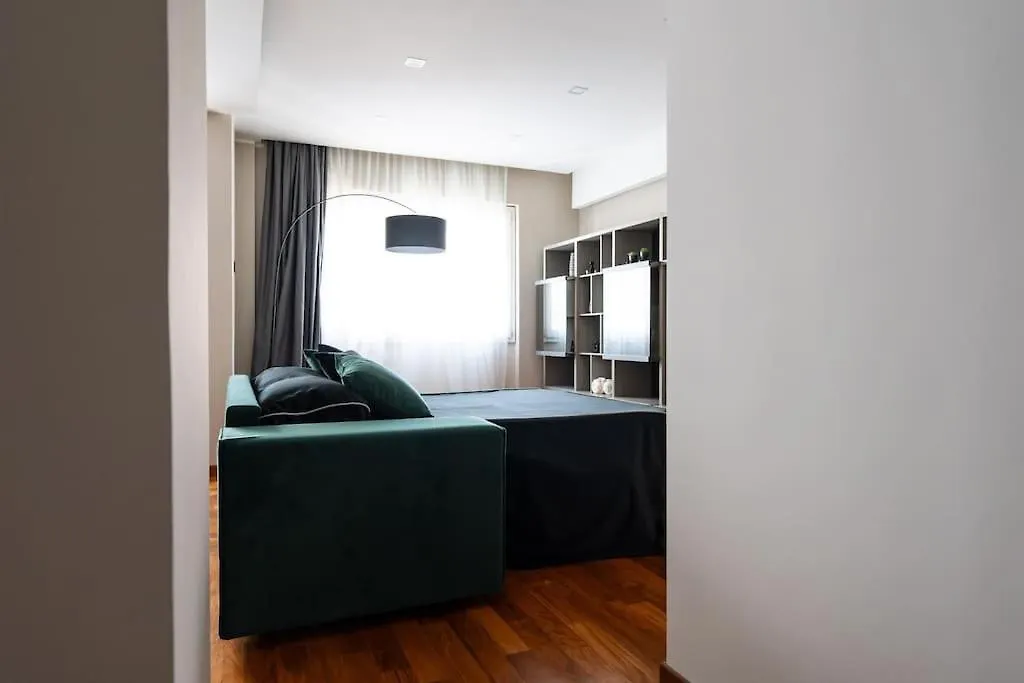 Chiaia-Piazza Amedeo Close Metro Station And Sea Naples Apartment