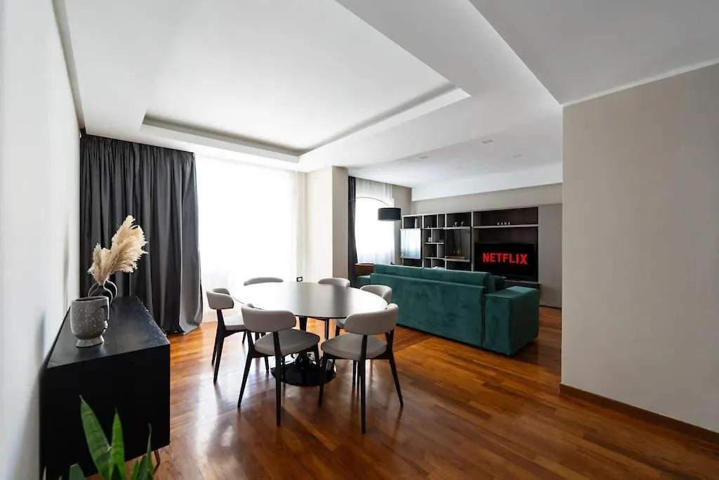 Chiaia-Piazza Amedeo Close Metro Station And Sea Naples Apartment